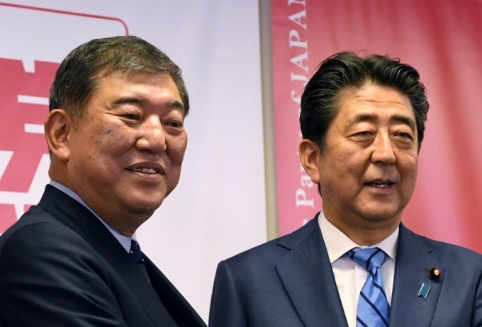 이시바 시게루 전 자민당 간사장(왼쪽)과 아베 신조 일본 총리(오른쪽). /사진=AFP