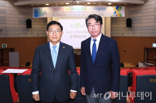 홍봉성 라이나생명 사장(왼쪽)과 한상만 한국마케팅학회 회장(성균관대 교수)이 지난 27일 경북대학교에서 열린 한국마케팅학회 학술대회 '대한민국 CEO대상' 시상식 뒤 기념 촬영을 하고 있다./사진=라이나생명