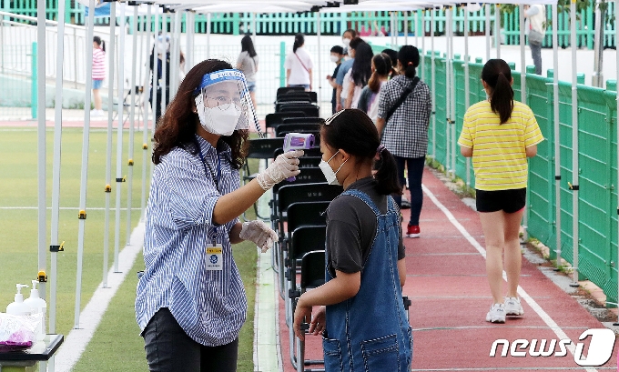 [사진] 난우초에 설치된 이동식 선별진료소