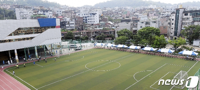 [사진] 코로나19 확산 비상으로 선별진료소 설치된 서울 난우초등학교