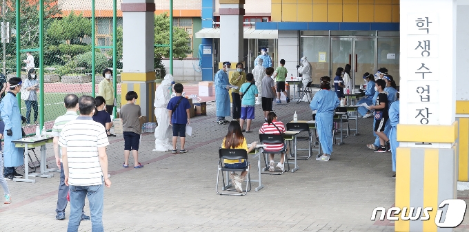 [사진] 학생수업장에 설치된 코로나19 선별진료소