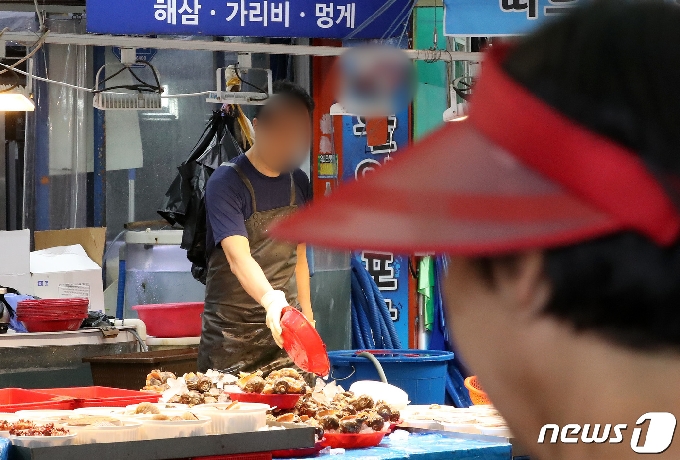 [사진] 모처럼 활기 찾은 재래시장…'턱스크 상인' 우려의 목소리