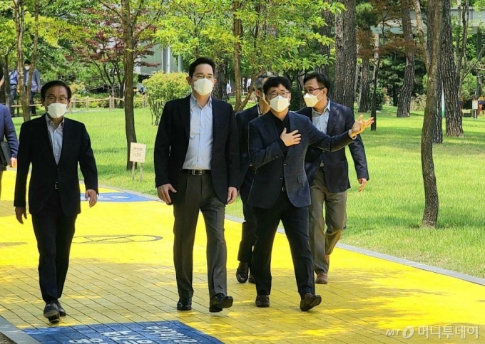 이재용 삼성전자 부회장(사진 왼쪽 두번째)이 19일 삼성전자 반도체 미래전략과 사업장 환경안전 로드맵을 점검하기 위해 경기도 화성의 반도체 연구소를 찾아 경영진과 간담회를 진행했다. /사진제공=삼성전자