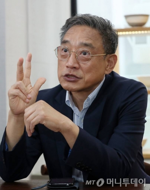 노화욱 반도체산업구조선진화연구회장이 26일 머니투데이와 만나 일본 수출규제 1년 평가 인터뷰를 진행하고 있다. /사진=김휘선 기자