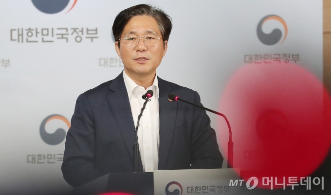 성윤모 산업통상자원부 장관이 9일 오후 서울 종로구 정부청사에서 일본 수출규제강화 조치와 관련한 브리핑을 열고 '일본의 불화수소 북한 반출 의혹' 제기에 대해 설명하고 있다.<br>
<br>
이날 성윤모 장관은 "일본에서 수입된 불화수소가 북한을 포함한 UN 결의 제재 대상국으로 유출되지 않았다"고 밝혔다. / 사진=김창현 기자 chmt@