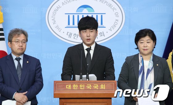 /사진=고 구하라씨의 오빠인 구호인씨가 22일 오전 서울 여의도 국회 소통관에서 구하라법 통과 촉구 기자회견을 하고 있다. ‘구하라법’은 부양의무를 제대로 못한 부모나 자식을 상대로 재산상속을 막는 법으로 이번 20대 국회 마지막 본회의에 오르지 못해 자동 폐기됐다. 2020.5.22/뉴스1 © News1