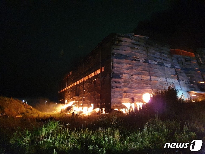 지난 25일 전북 군산의 한 산업폐기물 창고에서 발생한 화재가 닷새째 이어지고 있다.&#40;전북소방본부 제공&#41;2020.6.29 /&copy; 뉴스1