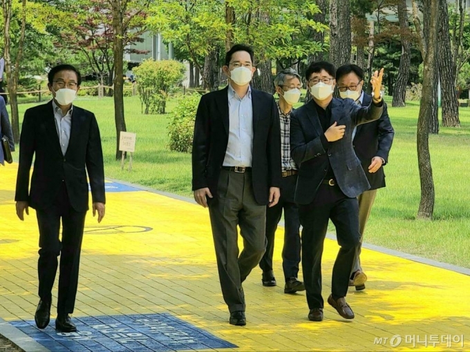 이재용 삼성전자 부회장(사진 왼쪽 두번째)이 19일 삼성전자 반도체 미래전략과 사업장 환경안전 로드맵을 점검하기 위해 경기도 화성의 반도체 연구소를 찾아 경영진과 간담회를 진행했다. /사진제공=삼성전자