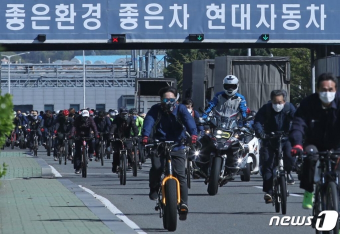 (울산=뉴스1) 윤일지 기자 = 현대자동차 울산5공장 투싼 생산라인이 신종 코로나바이러스 감염증(코로나19) 사태로 수출 물량이 크게 줄어 13일부터 17일까지 임시 휴업에 돌입했다. 이날 현대차 울산공장 1조 근무자들이 마스크를 쓴 채 퇴근하고 있다. 2020.4.13/뉴스1