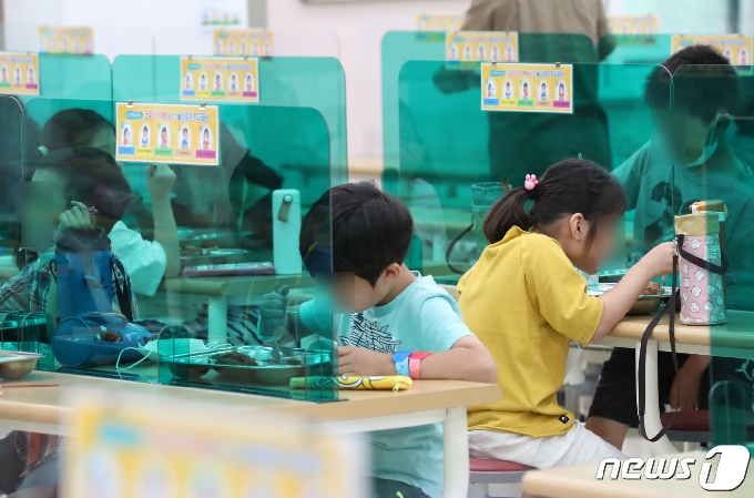 [사진] 급식실에 설치된 칸막이