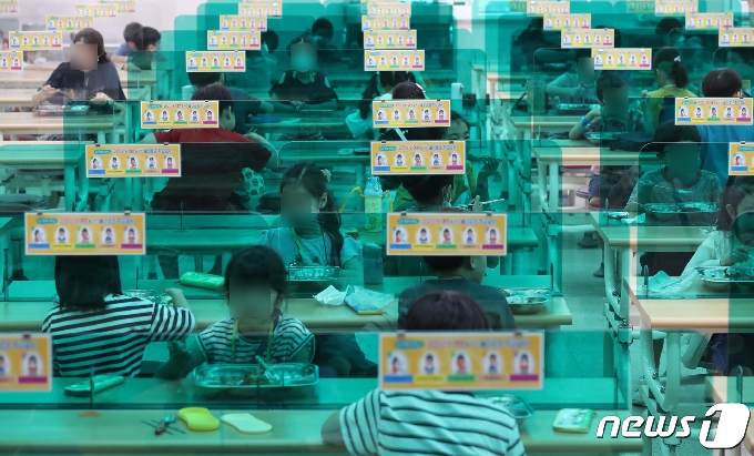 [사진] 급식실에 설치된 칸막이