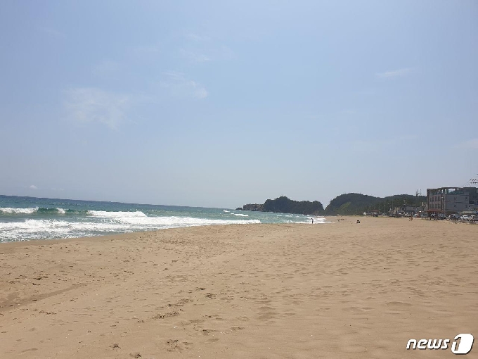 한산한 삼척 덕산해수욕장의 모습. 2020.6.29/뉴스1 &copy; News1