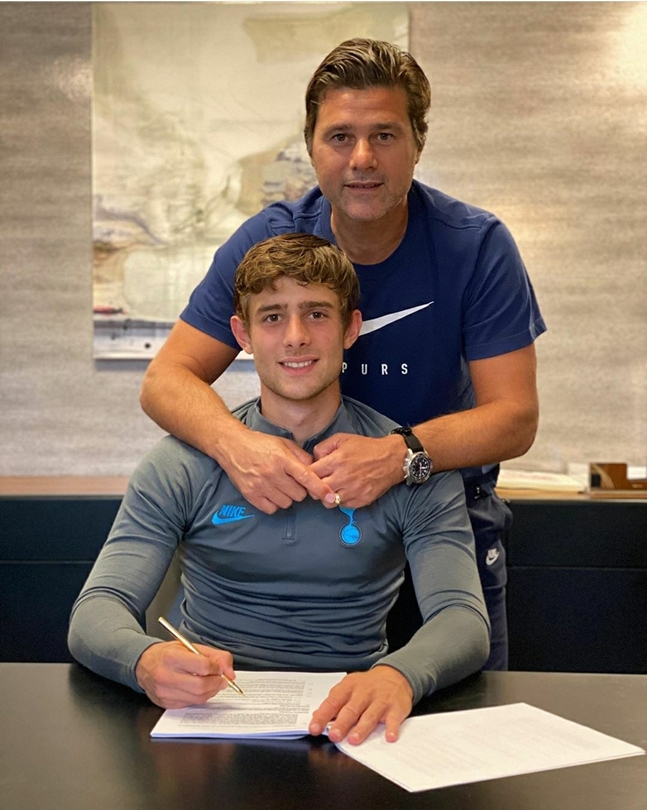 아버지 포체티노(위) 전 토트넘 감독과 포즈를 취하고 있는 마우리치오 포체티노./사진= 마우리치오 포체티노 SNS 캡처