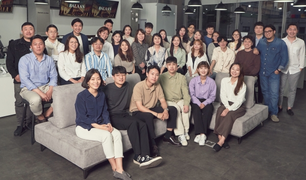 최형록 발란 대표와 임직원들 사진/사진=발란