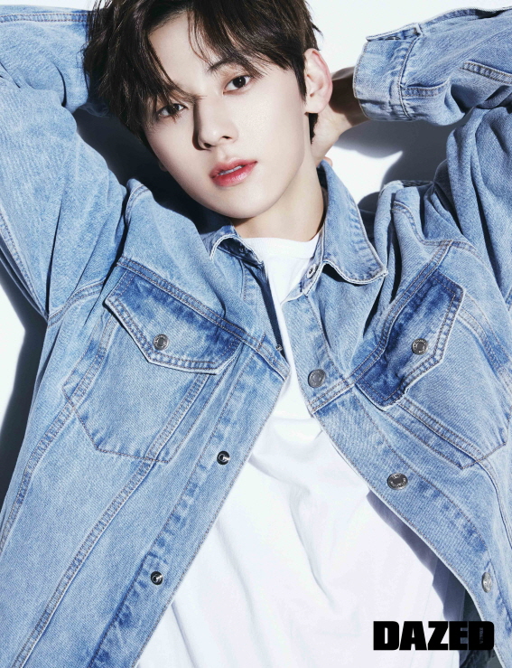 뉴이스트 민현, 청량한 데님+매끈한 피부…"훈훈하네"