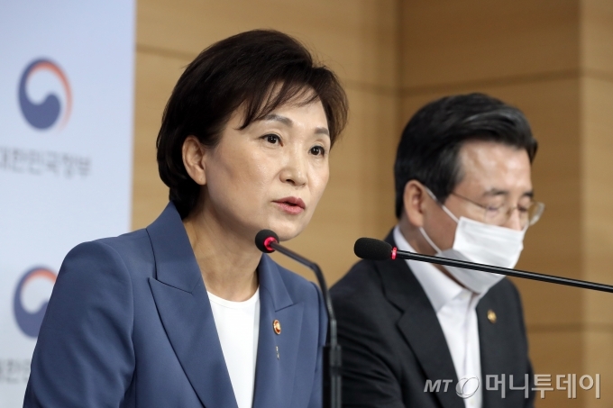 김현미 국토교통부 장관이 17일 오전 종로구 정부서울청사 합동브리핑실에서 갭투자 규제 관련 '주택시장 안정을 위한 관리방안'을 발표하고 있다. / 사진=이기범 기자 leekb@
