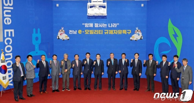 (영광=뉴스1) 황희규 기자 = 정세균 총리가 17일 오후 전남 영광군 대마전기차 산단에서 열린 전남 e-모빌리티 규제자유특구 투자협약식을 마친 뒤 참석자들과 기념사진을 찍고 있다. 이날 협약식에는 정 총리와 이개호 국회의원, 강성천 중소벤처기업부 차관, 김영록 전남도지사, 김준성 영광군수, 투자협약 5개사 대표 등이 참석했다. 2020.6.17/뉴스1