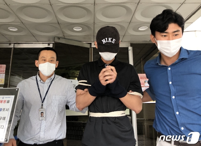 30일 서울 서초구 서울중앙지법에서 텔레그램 &apos;박사방&apos; 아동 성착취물 재유포 혐의를 받는 이모씨&#40;26&#41;가 구속 전 피의자심문을 마치고 법원을 나서고 있다 2020.6.30/뉴스1 &copy; 뉴스1