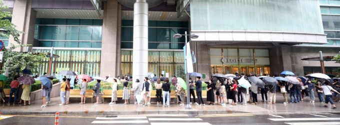 롯데쇼핑의 면세점 명품 재고상품 처리를 위한 면세명품대전 행사가 열린 지난 25일 오전 서울 노원구 롯데백화점 노원점 앞에서 반값 명품을 구입하려는 고객들이 길게 줄을 서고 있다. /사진=뉴시스