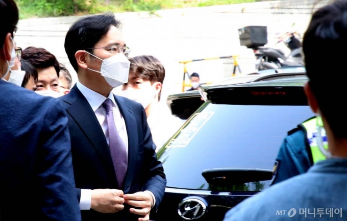 경영권 부정 승계 의혹을 받고 있는 이재용 삼성전자 부회장이 지난 8일 오전 서초구 서울중앙지방법원에서 열리는 영장실질심사에 출석하고 있다./사진=이기범 기자 leekb@