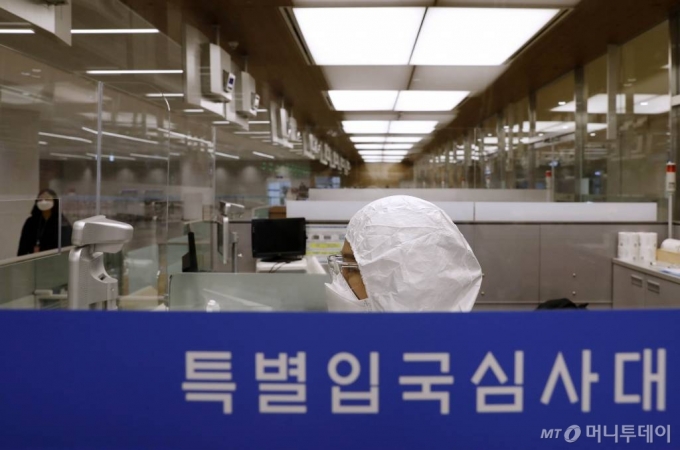 인천국제공항 2터미널 유증상자전용 입국심사대에서 입국심사관이 입국자들을 기다리고 있다./사진= 이기범 기자