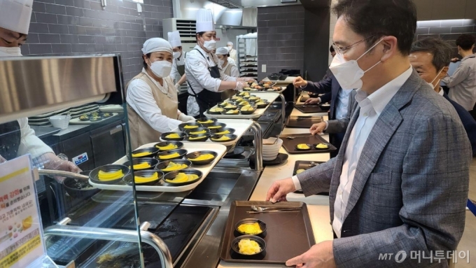 이재용 삼성전자 부회장이 30일 삼성전자 반도체 부문 자회사 세메스의 천안사업장을 찾아 반도체·디스플레이 제조장비 사업을 점검한 뒤 구내식당에서 직원들과 오찬을 했다. /사진제공=삼성전자