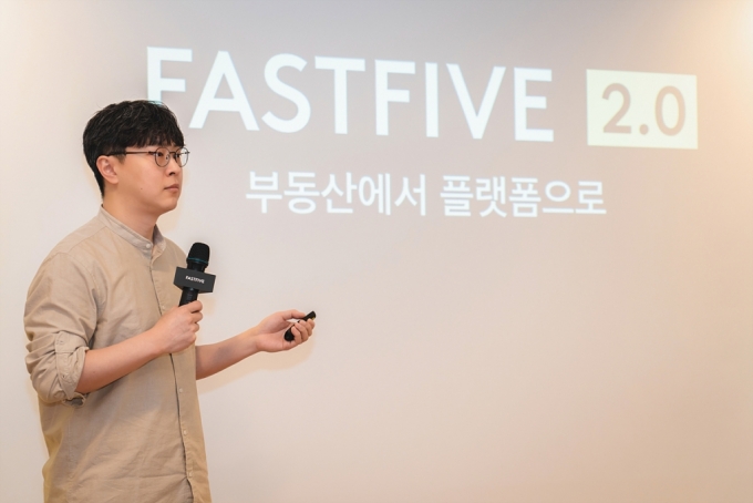 박지웅 패스트파이브 이사회 의장이 30일 패스트파이브 여의도점에서 열린 기자간담회에서 취재진의 질문에 답하고 있다./사진=패스트파이브