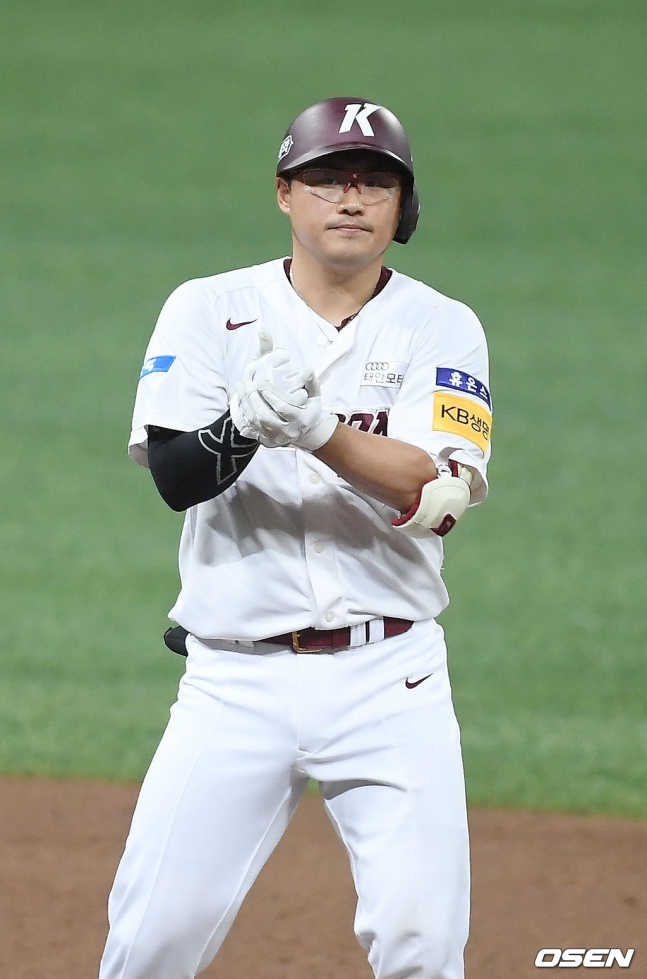 30일 두산전서 적시타를 치고 세리머니를 하고 있는 이지영.