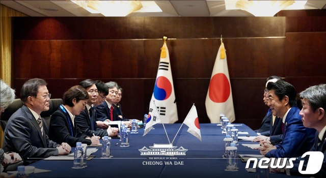 (서울=뉴스1) = 문재인 대통령과 아베 신조 일본 총리가 24일 중국 쓰촨성 청두 샹그릴라 호텔에서 열린 한일 정상회담을 하고 있다. (청와대 제공) 2019.12.24/뉴스1