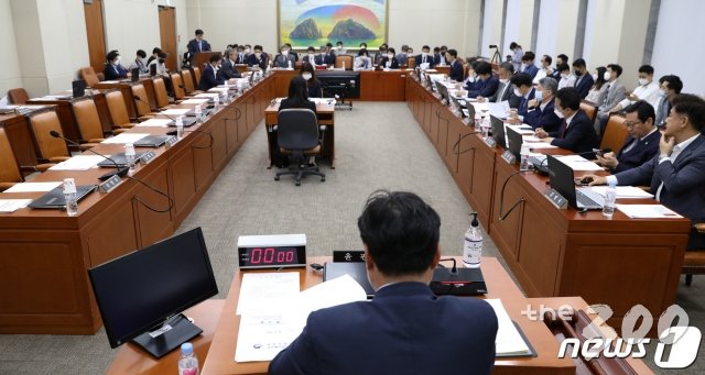 (서울=뉴스1) 이동해 기자 = 29일 오후 서울 여의도 국회에서 열린 정무위원회 전체회의가 미래통합당 의원들이 불참한 가운데 열리고 있다. 2020.6.29/뉴스1