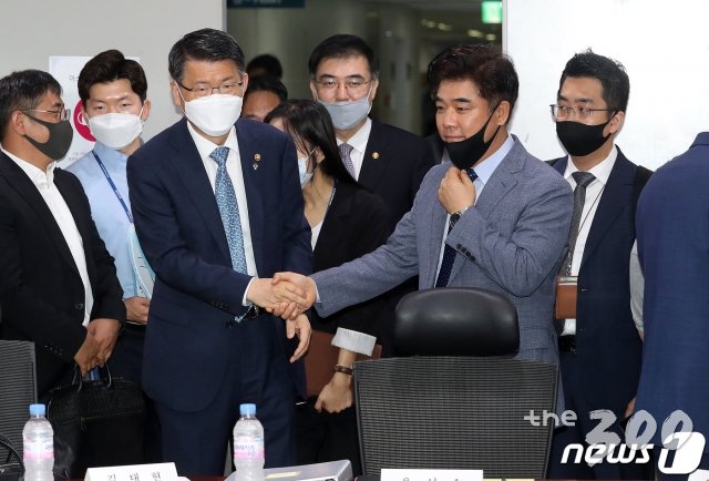 (서울=뉴스1) 박세연 기자 = 은성수 금융위원장이 18일 오전 서울 여의도 국회 의원회관에서 열린 국회 정무위 더불어민주당 간담회에 참석하며 간사로 내정된 김병욱 의원과 인사를 나누고 있다. 2020.6.18/뉴스1
