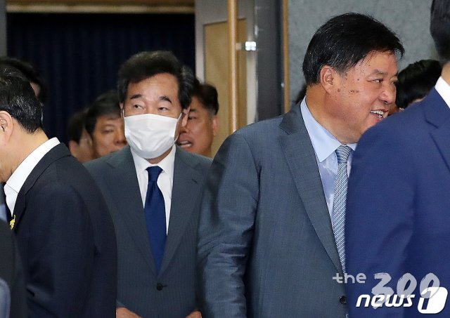 (서울=뉴스1) 이동해 기자 = 서정진 셀트리온 회장이 30일 오전 서울 여의도 국회 의원회관에서 포스트 코로나19 대응 제안 강의를 마친 뒤 이낙연 더불어민주당 코로나국난극복위원장과 함께 회의장을 빠져나오고 있다. 2020.6.30/뉴스1