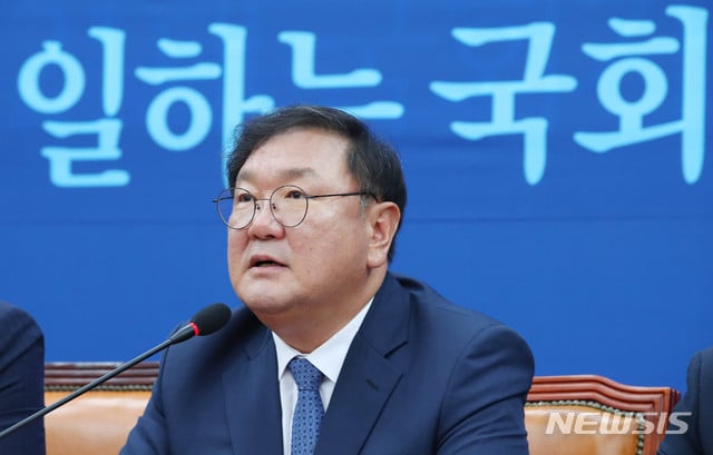 김태년 더불어민주당 원내대표가 30일 서울 여의도 국회에서 열린 더불어민주당 원내대책회의에 참석해 현안관련 발언을 하고 있다. / 사진제공=뉴시스