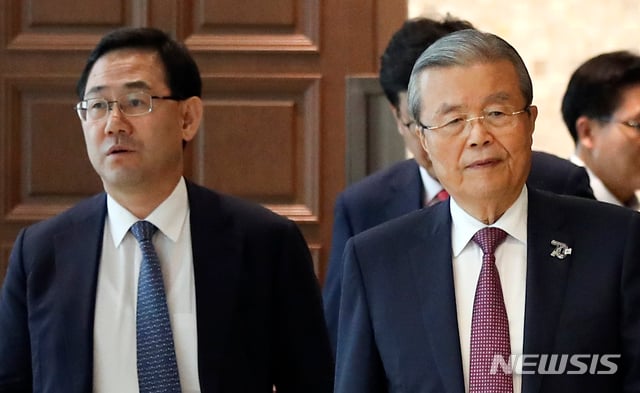 미래통합당 김종인(오른쪽) 비대위원장과 주호영 원내대표가 30일 서울 서초구 엘타워에서 열린 미래통합당 '전국 지방의회 의원 연수'에 참석하고 있다. / 사진제공=뉴시스
