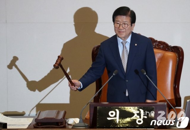(서울=뉴스1) 박세연 기자 = 박병석 국회의장이 29일 오후 서울 여의도 국회에서 열린 제379회국회(임시회) 제6차 본회의에서 의사봉을 두드리며 개의를 선언하고 있다. 2020.6.29/뉴스1