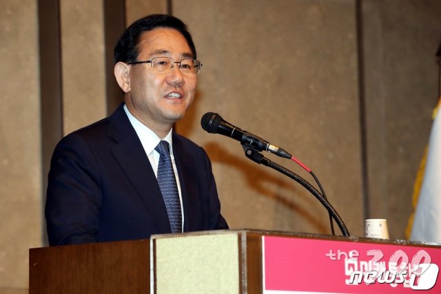 (서울=뉴스1) 이광호 기자 = 주호영 미래통합당 원내대표가 30일 오후 서울 서초구 양재동 엘타워에서 열린 전국 지방의회 의원 연수에 참석해 인사말을 하고 있다.2020.6.30/뉴스1