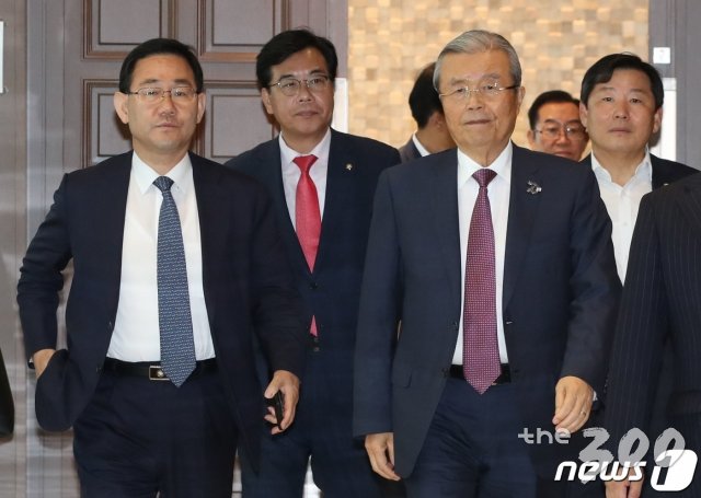 (서울=뉴스1) 이광호 기자 = 김종인 미래통합당 비상대책위원장과 주호영 원내대표가 30일 오후 서울 서초구 양재동 엘타워에서 열린 전국 지방의회 의원 연수에 참석하고 있다. 2020.6.30/뉴스1