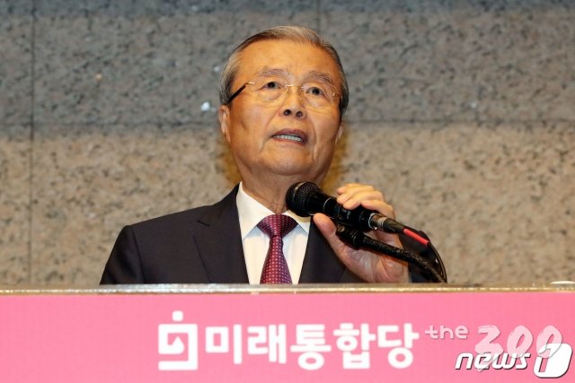 (서울=뉴스1) 이광호 기자 = 김종인 미래통합당 비상대책위원장이 30일 오후 서울 서초구 양재동 엘타워에서 열린 전국 지방의회 의원 연수에서 당 혁신방향을 주제로 특강하고 있다. 2020.6.30/뉴스1