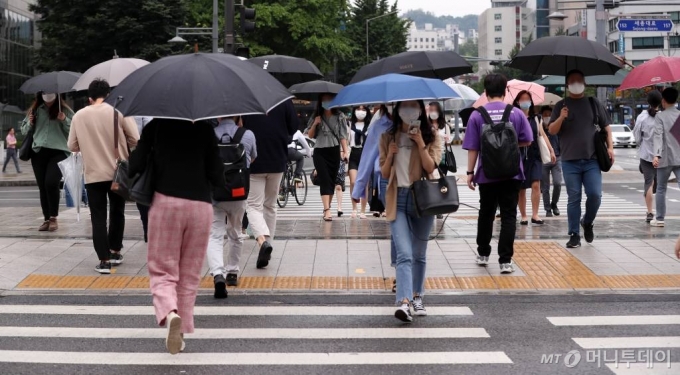 전국에 본격적인 장마가 시작된 24일 오전 서울 광화문네거리에서 시민들이 우산을 쓴 채 발걸음을 옮기고 있다. / 사진=김휘선 기자 hwijpg@
