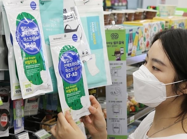 1일부터 CU 등 전국 편의점에서 식품의약품안전처 인증을 받은 비말차단 마스크 판매를 시작한다. /사진제공=BGF리테일