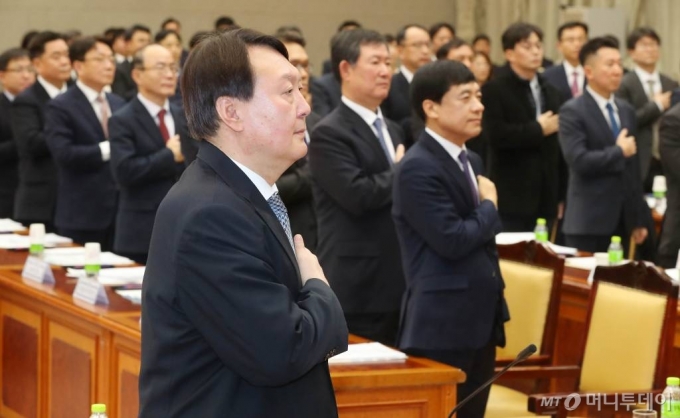 윤석열 검찰총장과 이성윤 서울중앙지검장이 지난 2월10일 서울 서초구 대검찰청에서 열린 '제21대 국회의원 선거 대비 전국 지검장 회의'에서 국기에 경례하고 있다./사진=뉴스1