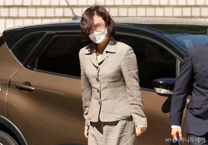 자녀 입시 비리와 사모펀드 의혹 등으로 기소된 조국 전 법무부 장관의 부인 정경심 동양대 교수 / 사진=김휘선 기자 hwijpg@