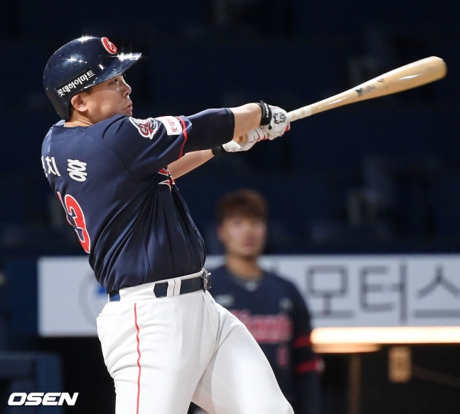 홈런 포함 3안타 3타점을 폭발시킨 롯데 안치홍.<br>
<br>