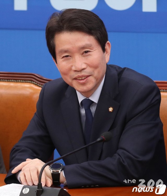 (서울=뉴스1) 박세연 기자 = 이인영 더불어민주당 원내대표가 7일 오전 서울 여의도 국회에서 열린 정책조정회의에서 미소를 짓고 있다. 더불어민주당은 이날 오후 경선을 갖고 21대 국회 첫 원내사령탑을 선출한다. 2020.5.7/뉴스1