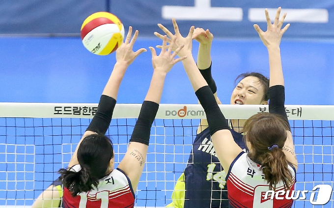 15일 경기도 수원 실내 체육관에서 열린 도드람 2019-20 V리그 현대건설과 인삼공사 와의 경기에서 현대건설 양효진이 공격을 하고 있다. (현대건설 배구단 제공)2020.2.15/뉴스1