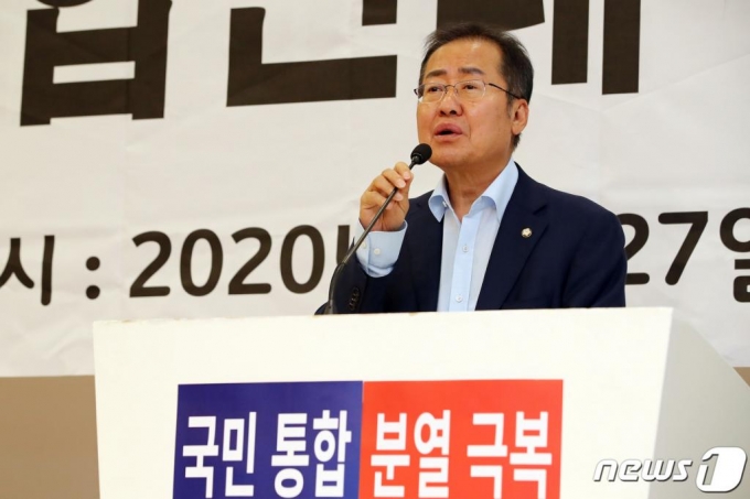 홍준표 무소속 의원(대구 수성을)이 27일 오후 대구 동구 MH문화센터에서 열린 국민통합연대 대구본부 출범식에 참석해 축사를 하고 있다.사진=뉴스1