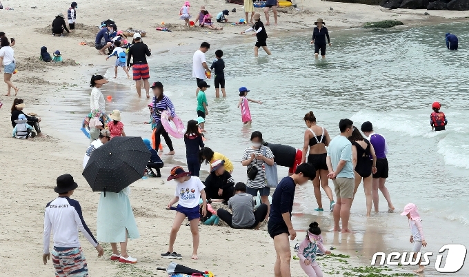 28일 오후 제주시 함덕해수욕장에서 관광객들이 여유로운 시간을 즐기고 있다.2020.6.28/뉴스1© News1 오현지 기자