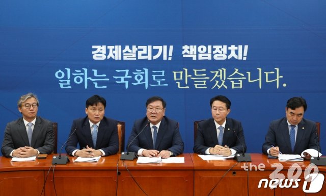 (서울=뉴스1) 성동훈 기자 = 김태년 더불어민주당 원내대표가 30일 오전 서울 여의도 국회에서 열린 원내대책회의에서 모두발언을 하고 있다. 2020.6.30/뉴스1
