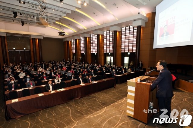 (서울=뉴스1) 이광호 기자 = 주호영 미래통합당 원내대표가 30일 오후 서울 서초구 양재동 엘타워에서 열린 전국 지방의회 의원 연수에 참석해 인사말을 하고 있다.2020.6.30/뉴스1