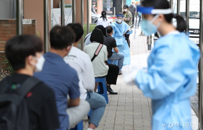 [서울=뉴시스] 박미소 기자 = 서울 관악구 왕성교회발 신종 코로나바이러스 감염증(코로나19) 집단감염 여파가 거세지는 가운데 29일 오전 서울 관악구 보건소에 마련된 선별진료소에 시민들이 진료를 받기 위해 대기하고 있다. 2020.06.29.    misocamera@newsis.com